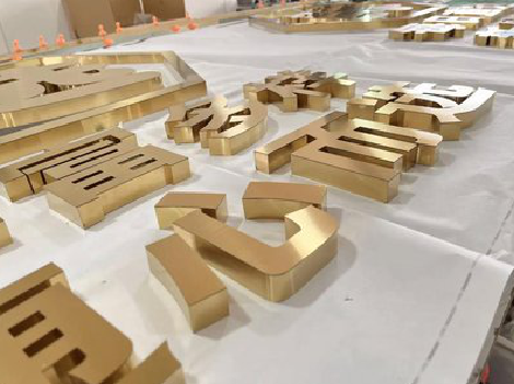 新龙拉丝不锈钢字的特点。