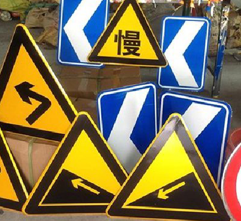 新龙标识标牌中颜色的确定是很重要的。